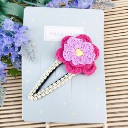 กิ๊บติดผมตัวใหญ่แต่งลูกไม้สีขาว ติดดอกไม้ถักสีชมพู 2 ชั้นสวยๆ (1 ชิ้น)