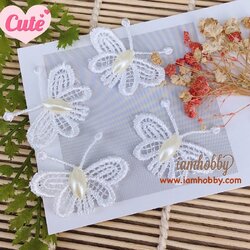 ผีเสื้อผ้าลูกไม้ สีขาว 4 x 3.5 cm. ตกแต่งมุกสีครีม ( 10 ชิ้น )