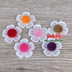 ดอกไม้ลูกไม้สีขาว 3.5 cm. ตกแต่งกระดุมผ้าขนม้า คละสี ( 10 ชิ้น )