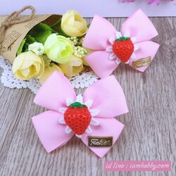 โบว์ผ้าสีชมพูหวาน ติดสตอเบอรี่สีแดง (1 คู่)