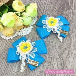 โบว์ผ้าสีฟ้าสดใส ติดดอกไม้ถักสวยๆ (1 คู่)