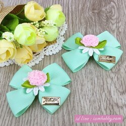 โบว์ผ้าแฮนด์เมดสีเขียว ติดดอกไม้สีชมพู (1 คู่)
