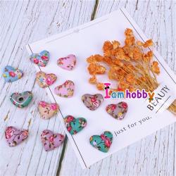 กระดุมปั๊มผ้าหัวใจลายดอกไม้ 17x15 มิล คละลาย (แพ็คละ 20 ชิ้น)