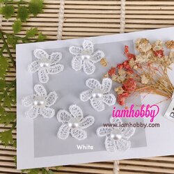 ดอกไม้ผ้าลูกไม้สวยๆสีขาว 2.5 cm. ตกแต่งมุกนูนขาว (20 ชิ้น)