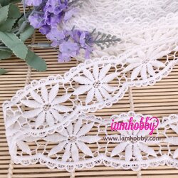 ลูกไม้ถักสีขาวลายดอกไม้ ขนาด 5.5 cm. (1 หลา)