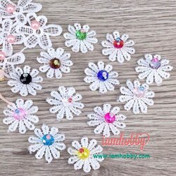 ดอกไม้ลูกไม้สีขาวร้อยลูกปัดสวยๆ คละสี