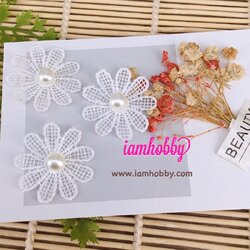 ดอกไม้ผ้าลูกไม้ สีขาว 3.5 cm. ตกแต่งมุก ( 20 ชิ้น )