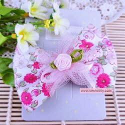 กิ๊บติดผมโบว์ผ้าสีขาวลายดอกไม้สีชมพู ตกแต่งดอกไม้ผ้า (1 ชิ้น)