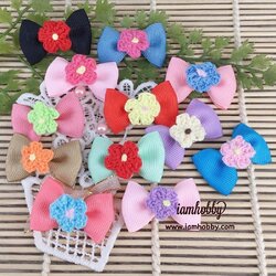 โบว์ผ้าน่ารักๆ ตกแต่งดอกไม้ถัก (แพ็คละ 12 คู่)