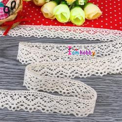 ลูกไม้ถักสวยๆ ขอบหยักมนด้านเดียว สีเบจ 2 cm. ( 155 Cm .)