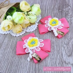 โบว์ผ้าสีชมพูเข้ม ติดดอกไม้ถักสวยๆ (1 คู่)