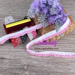 ระบายขอบยืดสีขาวระบายลายเส้นสีชมพู 1.2 cm. ( 1 หลา )