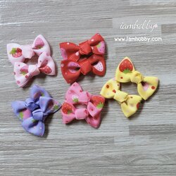 โบว์ผ้าตกแต่งลายสตอเบอรี่ คละสี (แพ็คละ 5 คู่)
