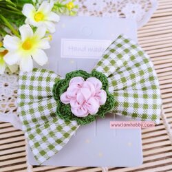กิ๊บติดผมโบว์ผ้าสีเขียวลายสก็อต ตกแต่งดอกไม้ถักและดอกไม้ผ้า (1 ชิ้น)