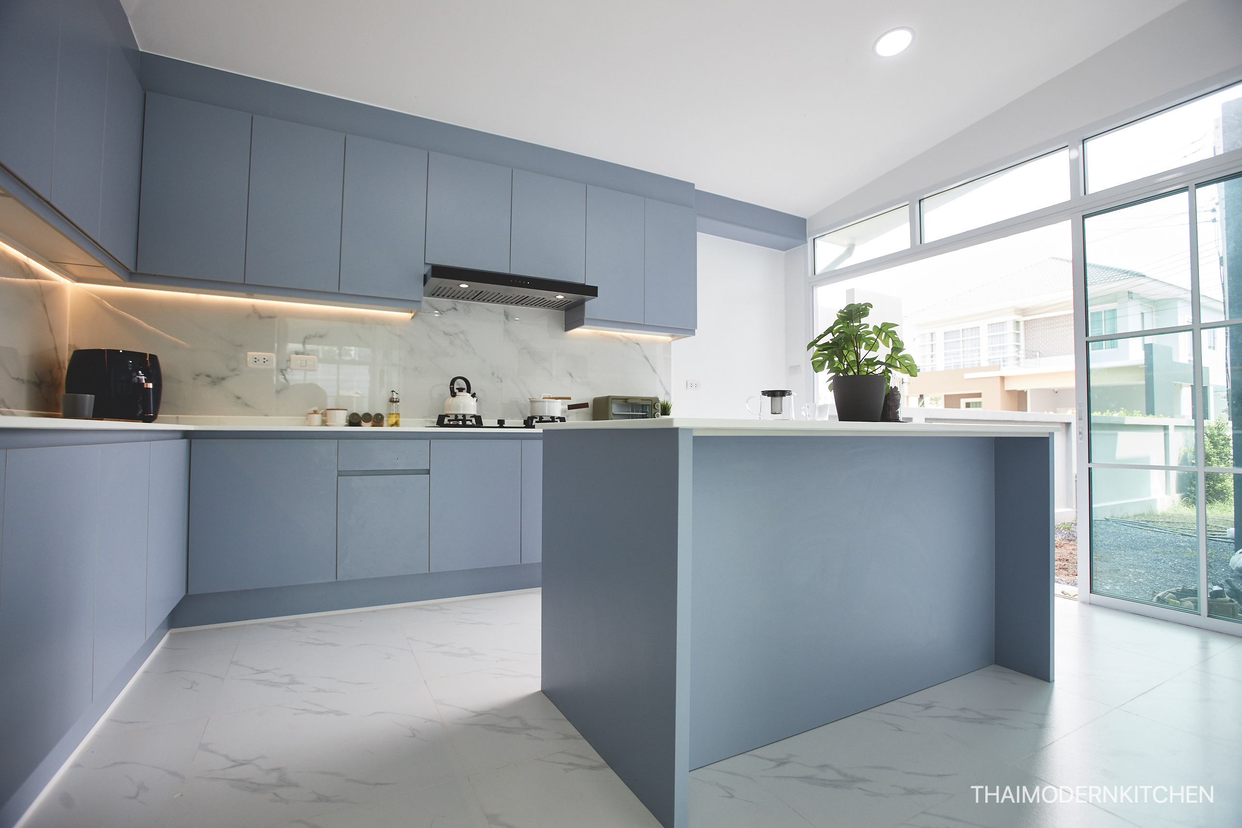 ครัวบิ้วอิน บ้านคุณศศิธร สีหน้าบาน 7880 UN ลายหิน ไฟled