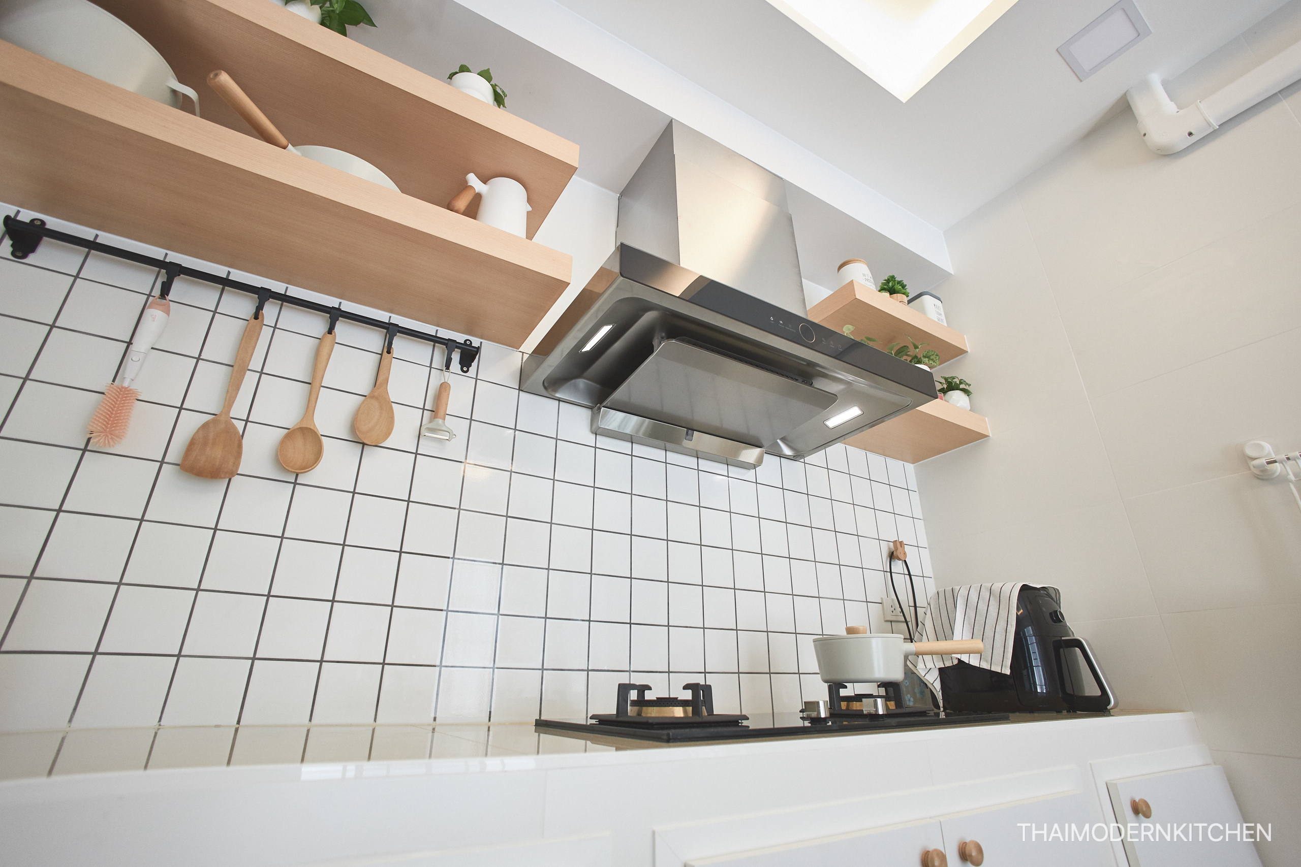 ครัวบิ้วอินบ้านคุณวนิดา ราคา 63000 บาท ใครว่าครัวปูน Muji ไม่ได้ ลูกค้ามีโครงปูนมา ดูภาพประกอบในโพส 2.9 ตู้บน+ล่าง 2.2 ตู้ล่าง