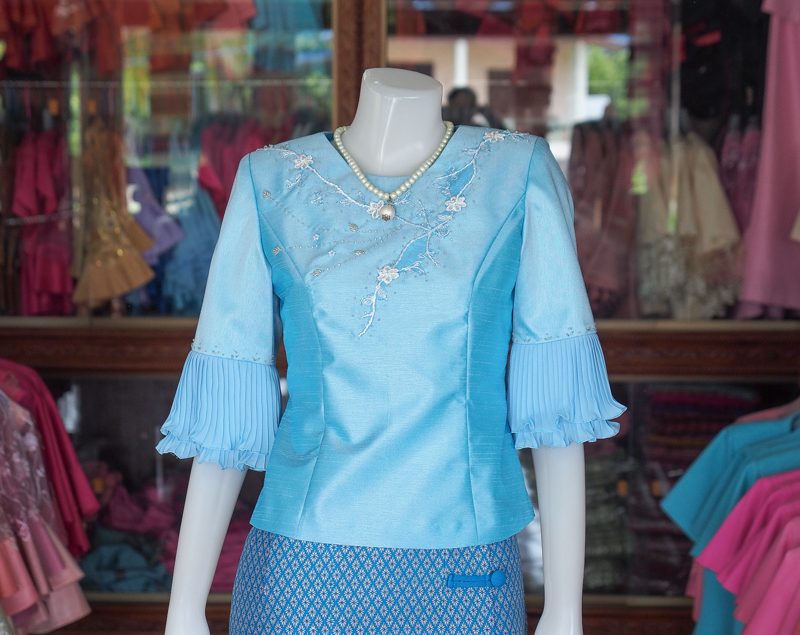 เสื้อผ้าไหมแพรทอง แต่งลูกไม้ สีฟ้า ไซส์ S