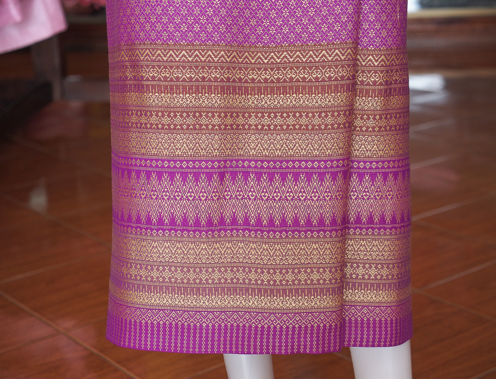 ผ้าถุงป้าย ผ้าทอลายพิกุล สีม่วงเม็ดมะปราง เอว 28 นิ้ว