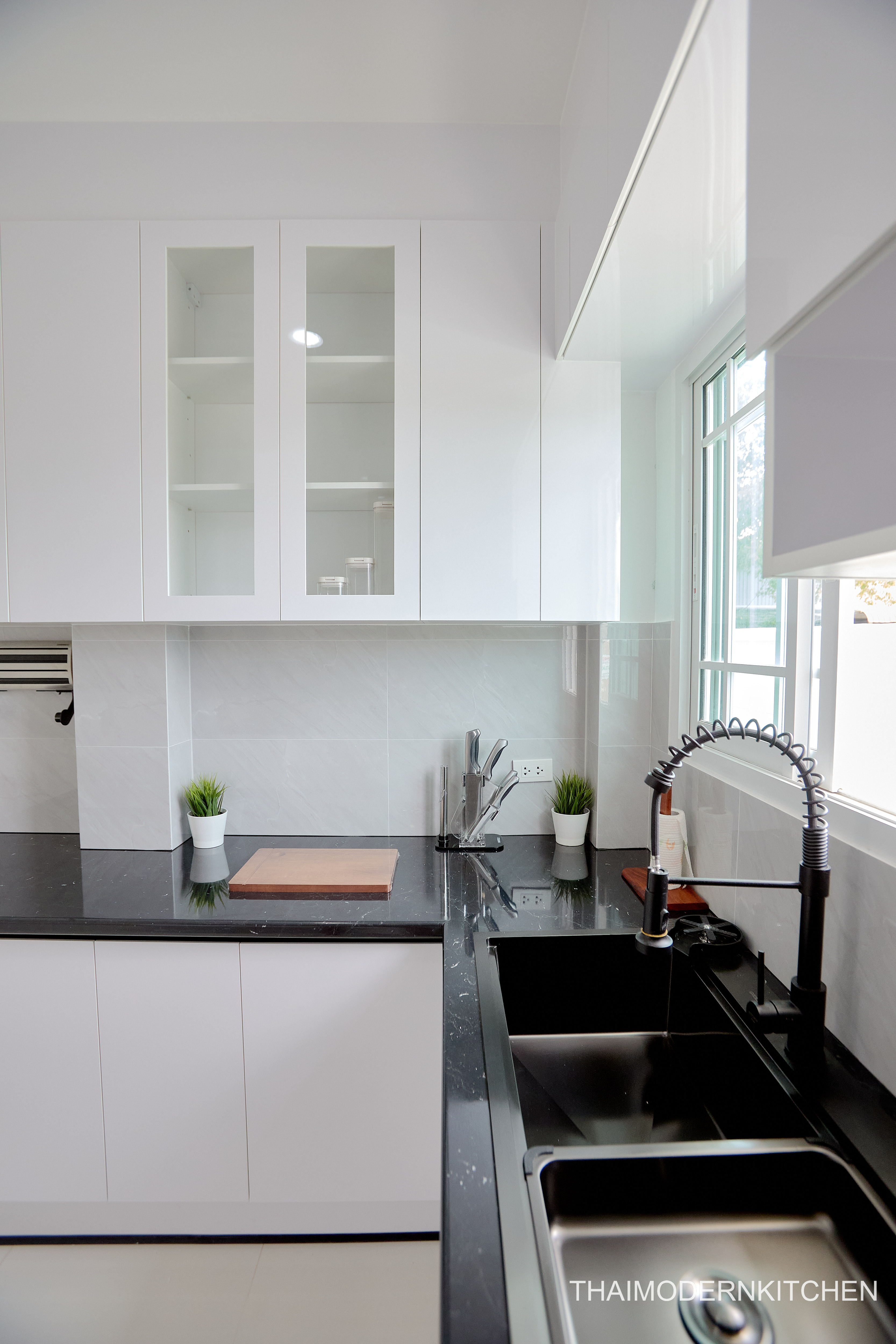 ครัวบิ้วอิน บ้านคุณ รัตนกมลณ์ 6 เมตร ตู้บนล่าง มีมุมคางหมู