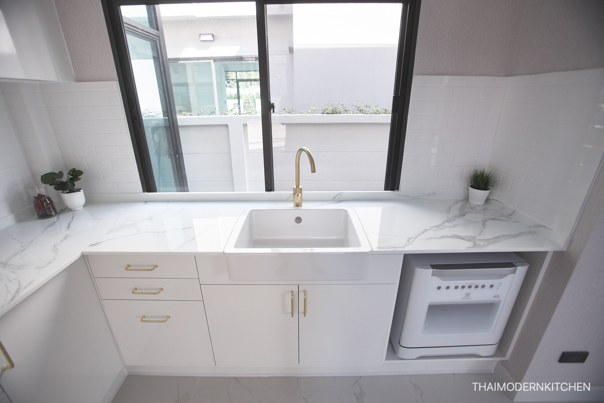 ครัวบิ้วอิน2.2 ตู้ล่าง 2.6 ตู้บน + ล่าง top laminate 59,000 ติดเครื่องล้างจาน