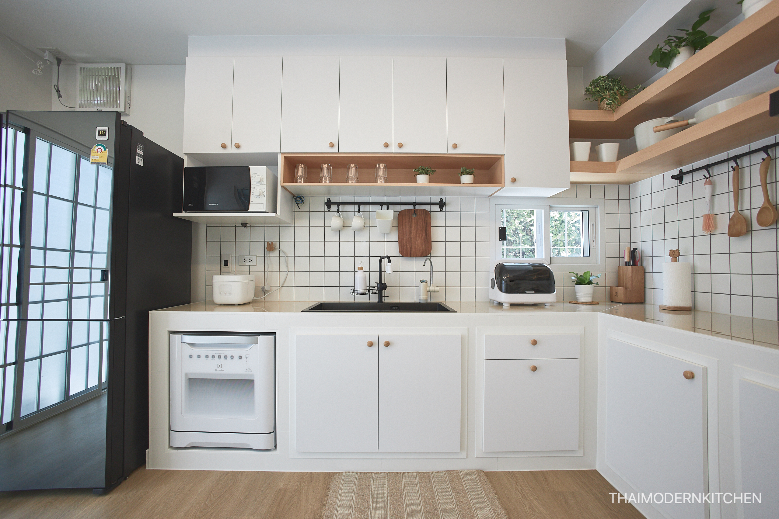 ครัวบิ้วอินบ้านคุณวนิดา ราคา 63000 บาท ใครว่าครัวปูน Muji ไม่ได้ ลูกค้ามีโครงปูนมา ดูภาพประกอบในโพส 2.9 ตู้บน+ล่าง 2.2 ตู้ล่าง