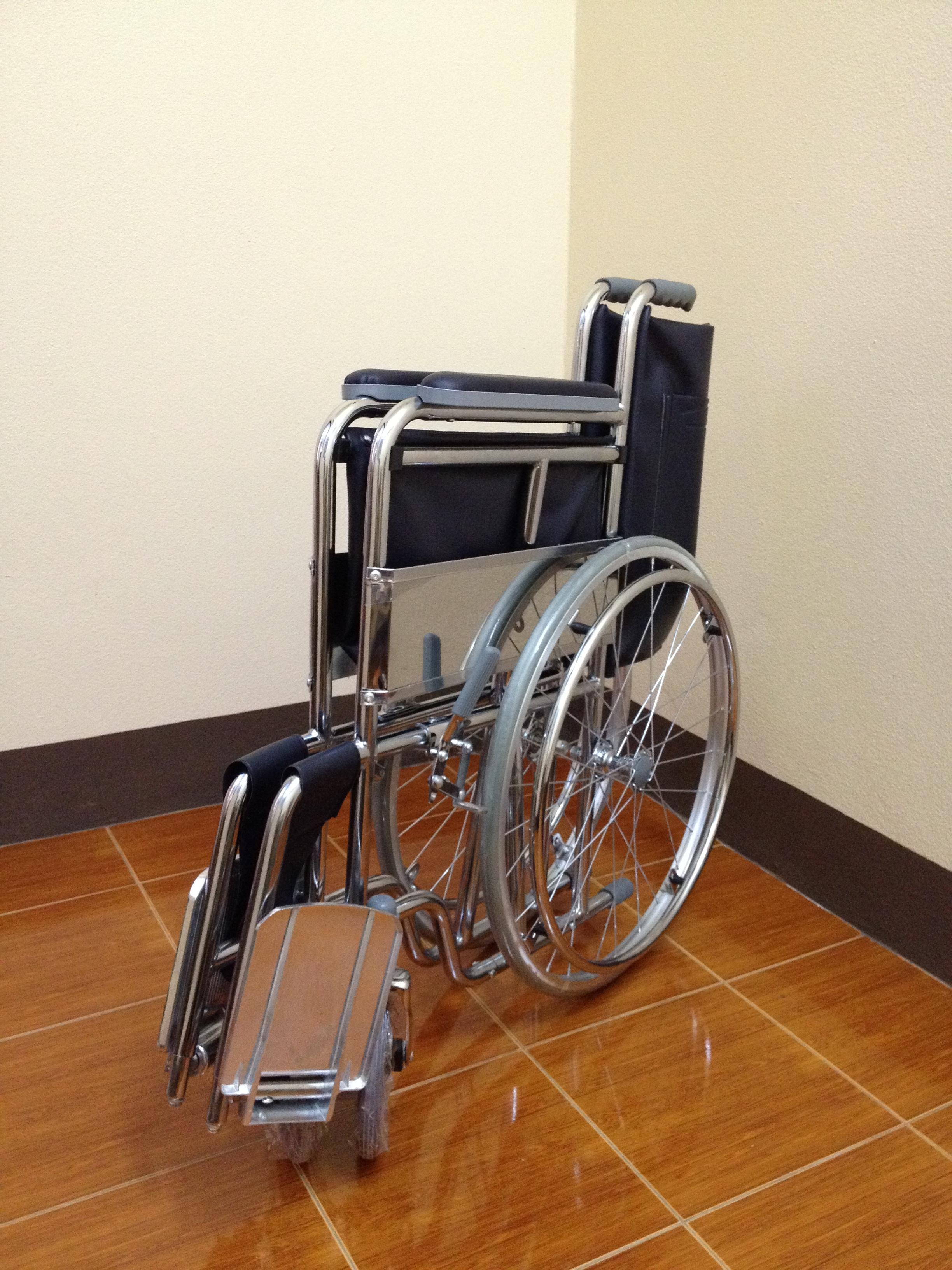 K001-CA905 รถเข็นผู้ป่วย เหล็กชุบโครเมี่ยม ล้อซี่ลวด เบาะหนัง ไม่มีเบรคมือ ไม่มีเข็มขัด (ส่งฟรี)