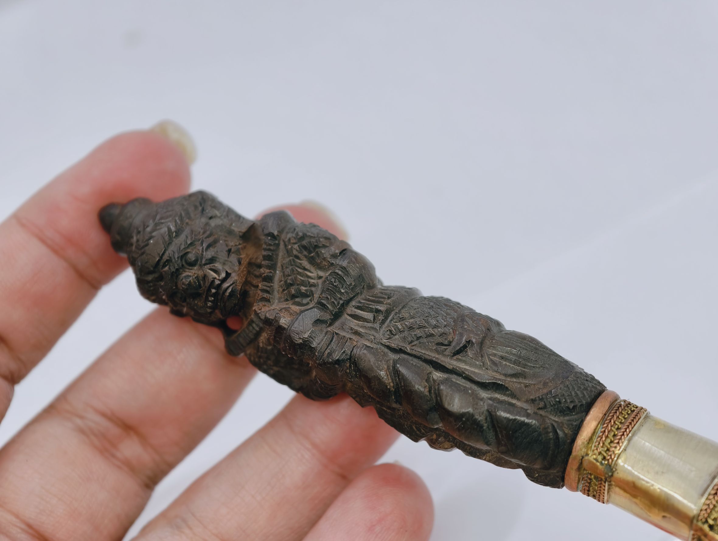 หลวงพ่อยอด โกสโล วัดตะคร้อ มีดหมอเทพศาสตรา รุ่น ชนะมาร เทพศาสตราวุธ รุ่นชนะมาร พระครูพิพิธธรรมาวิภัช (หลวงพ่อยอด โกสโล) วัดตะคร้อ จ.นครราชสีมา ไม้เสาโบสถ์เก่า ด้ามท้าวเวส สารพัดปราบ ใหญ่ (KA2855)