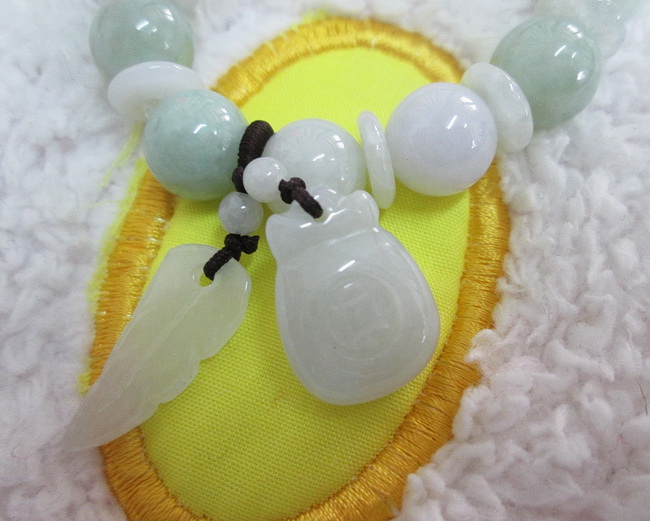 สร้อยข้อมือหยกสีเขียวอ่อนแกะสลักรูปถุงเงิน