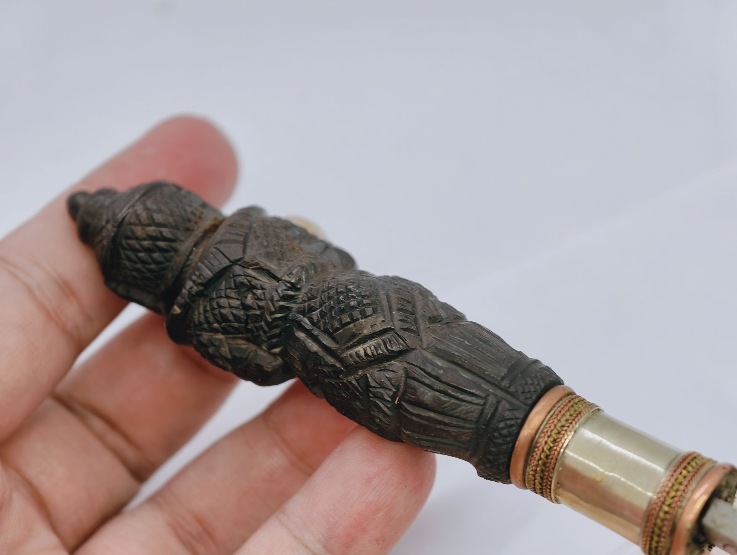 หลวงพ่อยอด โกสโล วัดตะคร้อ มีดหมอเทพศาสตรา รุ่น ชนะมาร เทพศาสตราวุธ รุ่นชนะมาร พระครูพิพิธธรรมาวิภัช (หลวงพ่อยอด โกสโล) วัดตะคร้อ จ.นครราชสีมา ไม้เสาโบสถ์เก่า ด้ามท้าวเวส สารพัดปราบ ใหญ่ (KA2855)