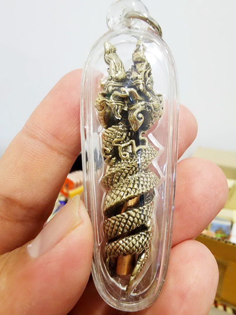 ตะกรุดนาคเกี้ยว หลวงปู่เณร คัมภีโร หัวใจพญานาคค้ำดวง พร้อมเลี่ยม (KP5574)