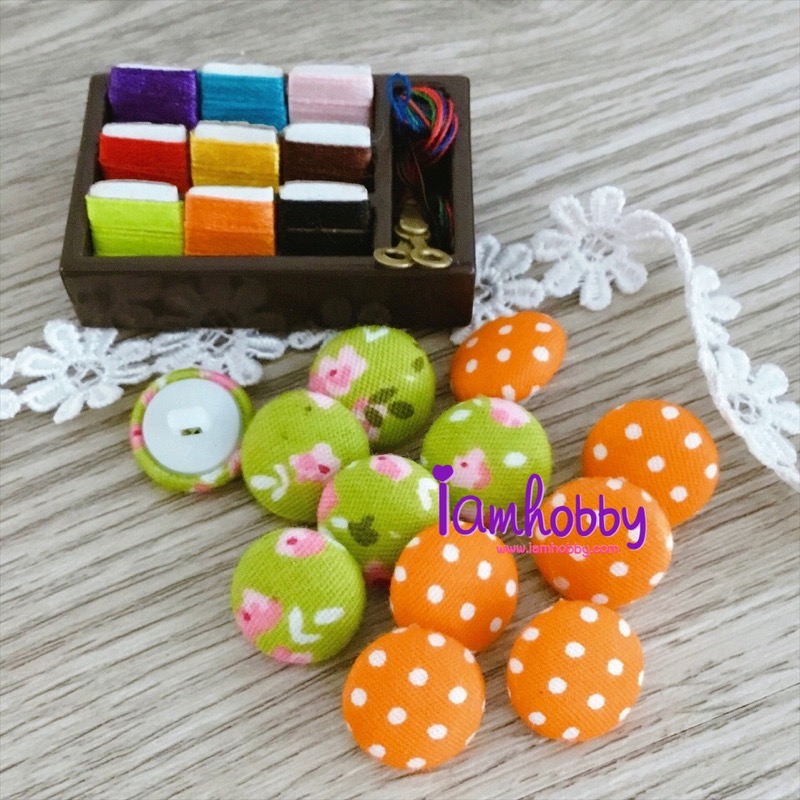 กระดุมปั๊มขาห่วงพลาสติก ขนาด 15 มิล สีเขียวลายดอกไม้ และสีส้มลายจุด (แพ็คละ 12 เม็ด)