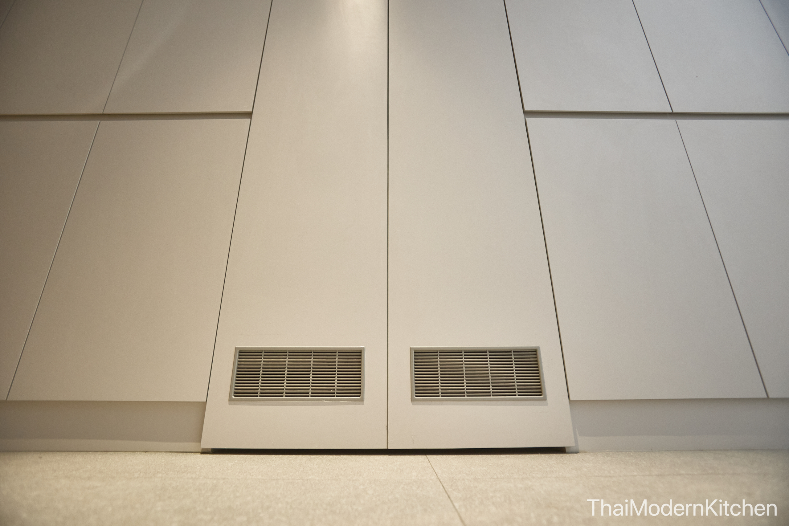 cabinet wall 5 เมตร สูง 3.2 เมตร ราคา 150,000 ไม้ HMR