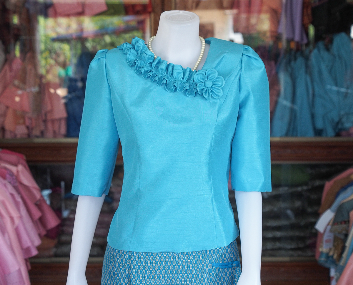 เสื้อผ้าไหมแพรทอง แต่งดอกไม้ สีฟ้า ไซส์ 2XL