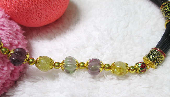 สร้อยคอหางช้างและหินสี