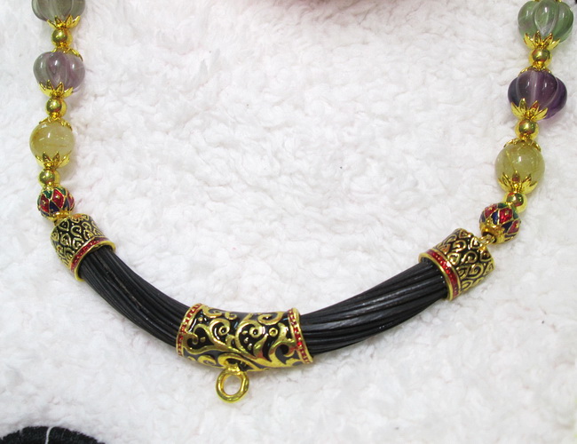 สร้อยคอหางช้างและหินสี