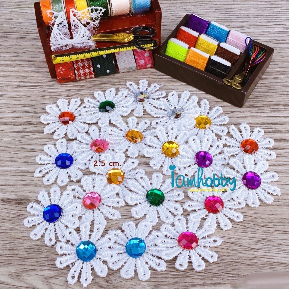 ดอกไม้ลูกไม้สีขาวประดับเพชรพลอย (แพ็คละ 20 ชิ้น) เลือกแบบ