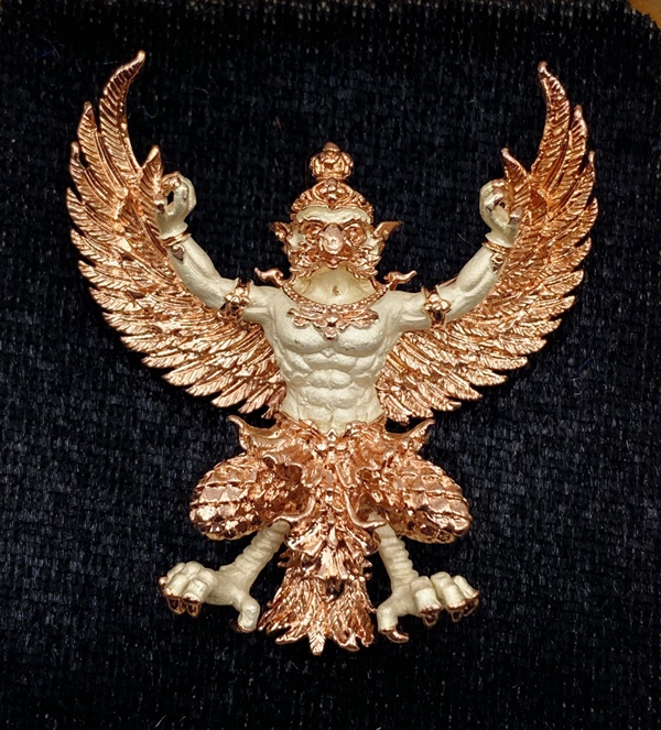 หลวงพ่อยอด วัดตะคร้อ มหาพญาครุฑ รุ่นยอดอริยทรัพย์ เนื้อสัมฤทธิ์ชุบ 2K(เงิน-พิงค์) KM014