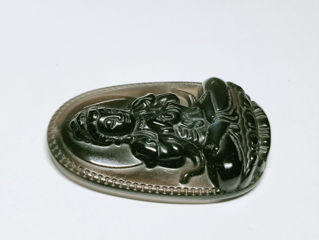 จี้เรนโบว์ออปซิเดียนรูปเจ้าแม่กวนอิม