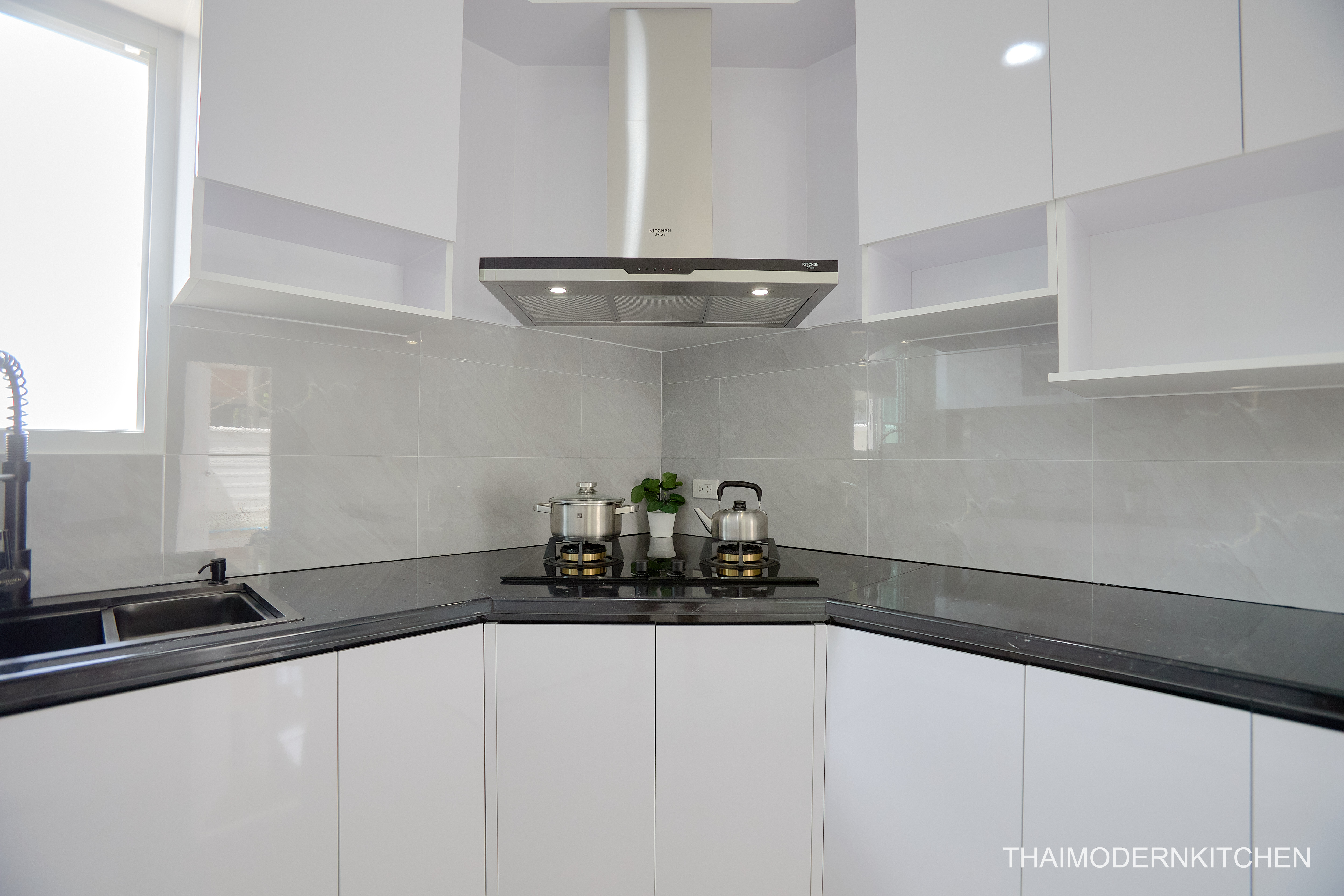 ครัวบิ้วอิน บ้านคุณ รัตนกมลณ์ 6 เมตร ตู้บนล่าง มีมุมคางหมู