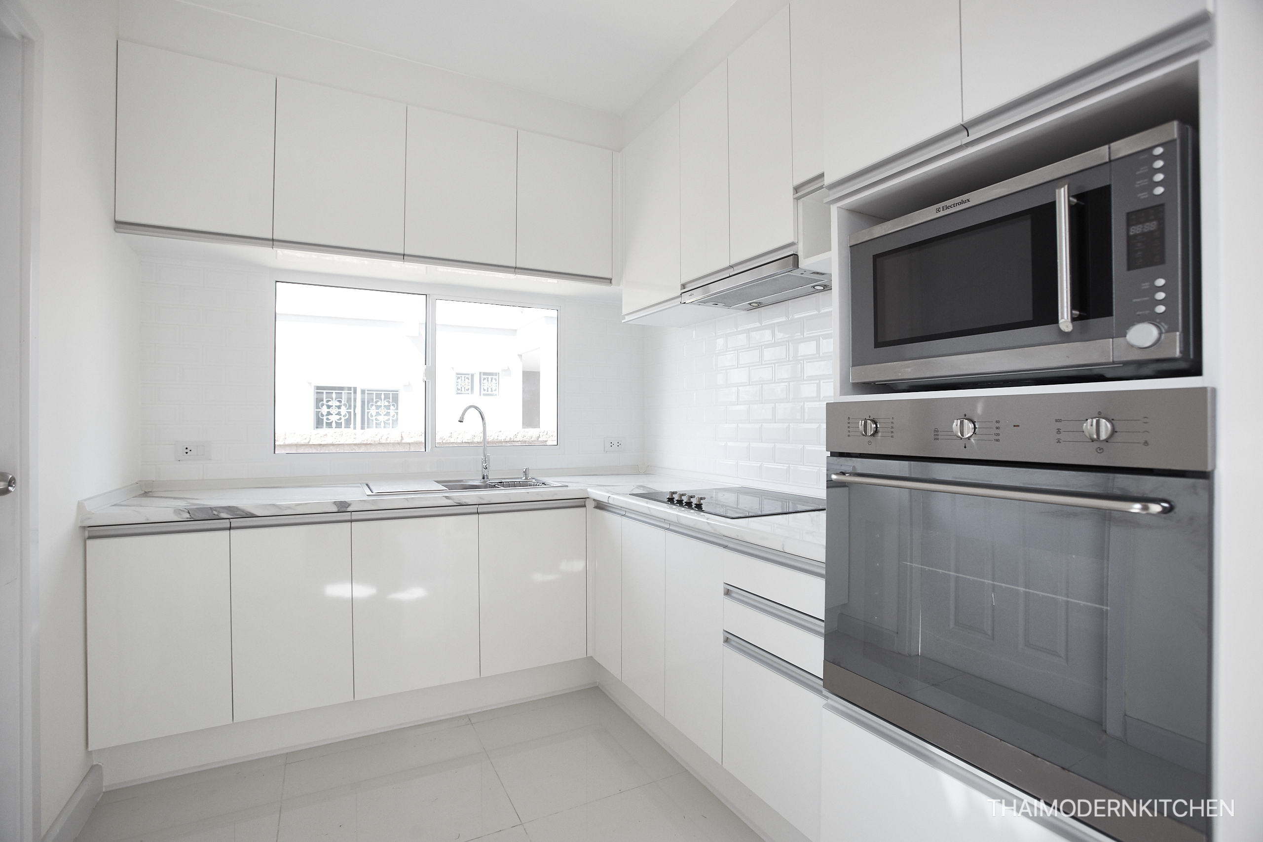 หมู่บ้านภัสสรเพรสทีจ 2.15+1.85 เมตร ตู้บน+ล่าง(เว้นติด hood) + ตู้เต็ม 60 cm สูง 220 cm