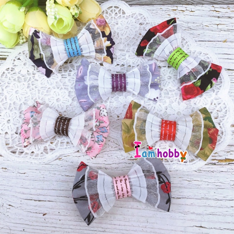 โบว์ผ้าลายดอกไม้ตกแต่งระบายสีขาว คาดริบบิ้นอักษร (แพ็คละ 6 คู่)
