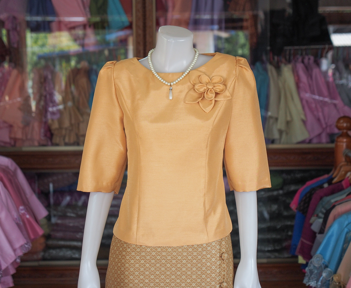 เสื้อผ้าไหมแพรทอง แต่งดอกไม้ สีทอง ไซส์ S