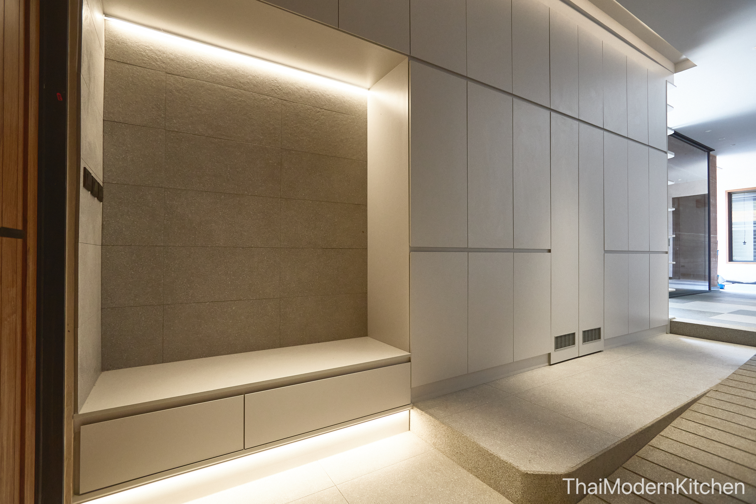 cabinet wall 5 เมตร สูง 3.2 เมตร ราคา 150,000 ไม้ HMR