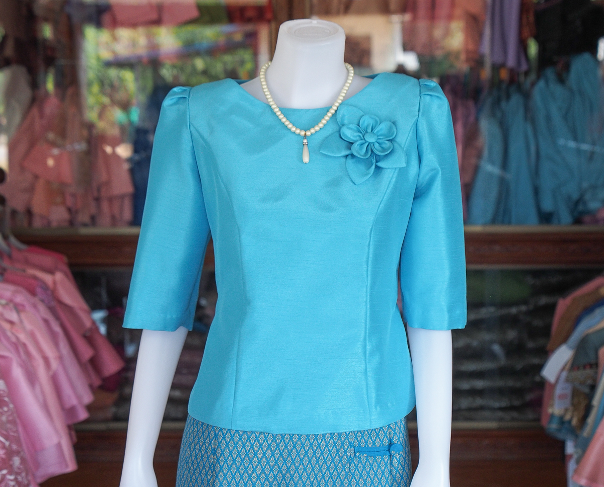 เสื้อผ้าไหมแพรทอง แต่งดอกไม้ สีฟ้า ไซส์ 3XL