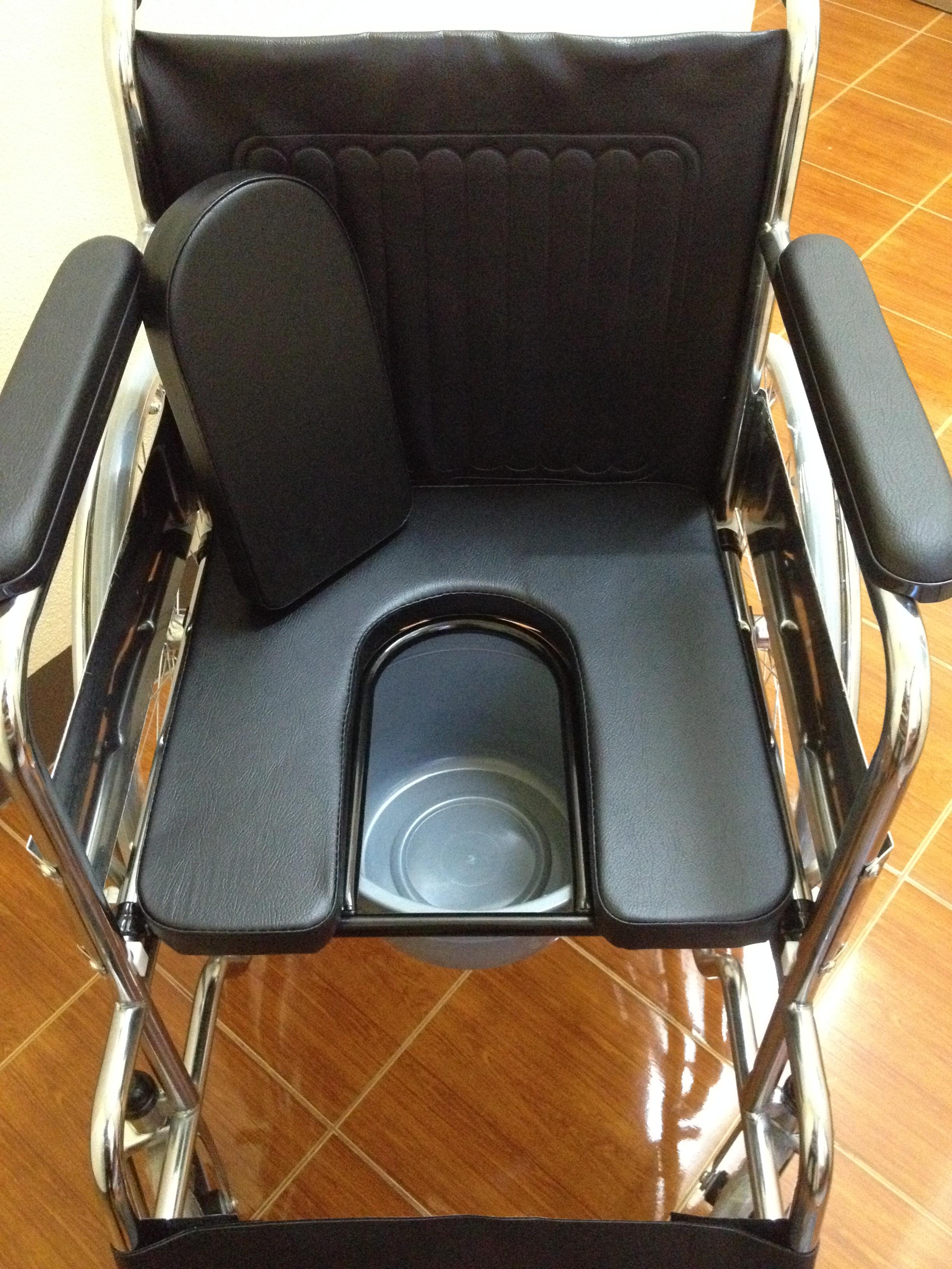 KC003-FS609U รถเข็นนั่งถ่าย พับได้ เบาะดึงตรงกลางได้ เหล็กชุบโครเมี่ยม ซี่ลวด เบาะหนัง (ส่งฟรี)