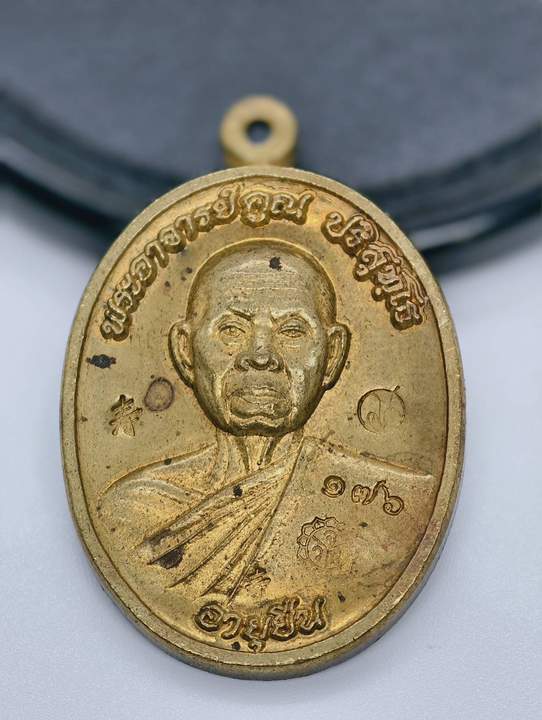 หลวงพ่อคูณ อายุยืน ครึ่งองค์ วัดแจ้งนอก เนื้อทองฝาบาตร AC1738