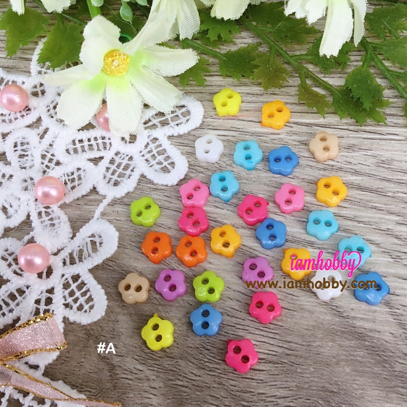 กระดุมพลาสติกดอกไม้จิ๋วน่ารักๆ ขนาด 6 มิล คละสี (แพ็คละ 30 ชิ้น)