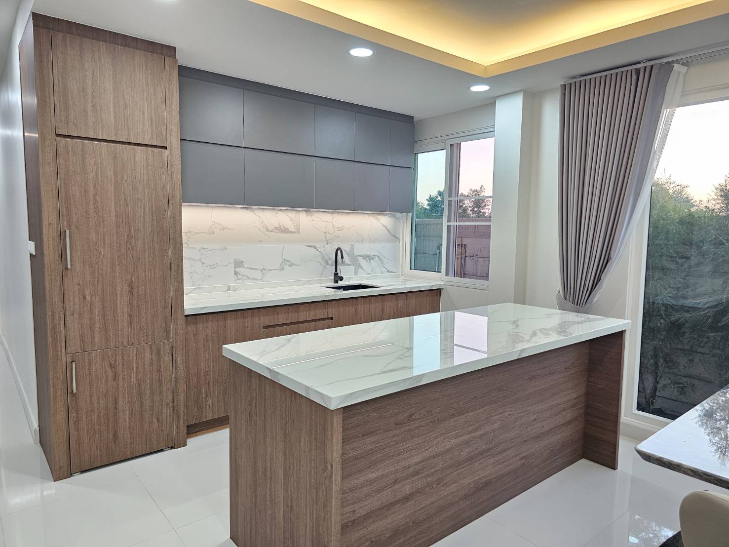 ครัวบิ้วอิน ราคา 180,000 หินเบิ้ลขอบ ตู้เย็นบิ้วอิน