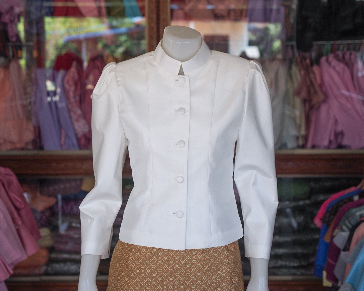 เสื้อไทยจิตรลดา ผ้าไหมแพรทอง สีขาวนวล ไซส์ S