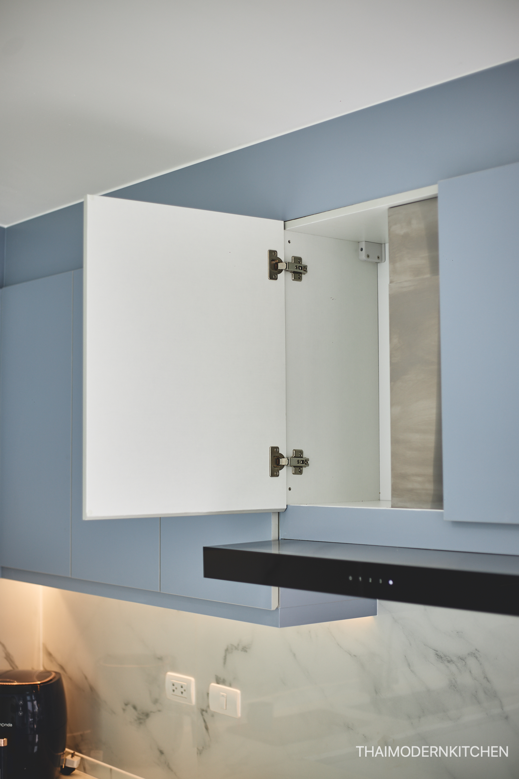 ครัวบิ้วอิน บ้านคุณศศิธร สีหน้าบาน 7880 UN ลายหิน ไฟled